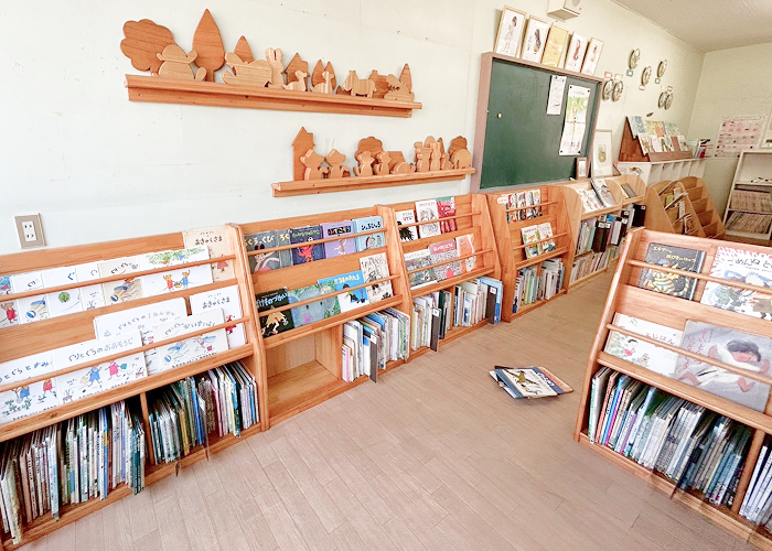 選びぬかれた6000冊以上の絵本部屋